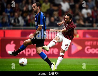 Milan, Italie. 21 Septembre, 2019 : Hakan Calhanoglu (R) de l'AC Milan lance la balle au cours de la série d'un match de football entre l'AC Milan et le FC Internazionale. Internazionale FC a gagné 2-0 sur l'AC Milan. Credit : Nicolò Campo/Alamy Live News Banque D'Images