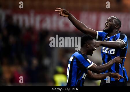 Milan, Italie. 21 Septembre, 2019 : Romelu Lukaku (R) de l'Internazionale FC célèbre la victoire à la fin de la serie d'un match de football entre l'AC Milan et le FC Internazionale. Internazionale FC a gagné 2-0 sur l'AC Milan. Credit : Nicolò Campo/Alamy Live News Banque D'Images