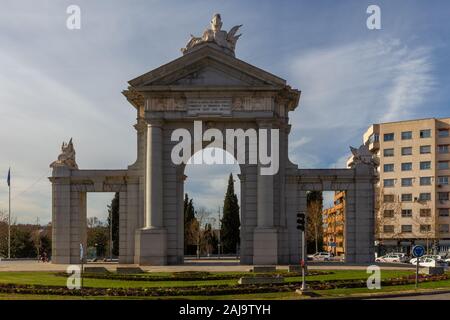 Madrid, Espagne 23/12/2019 Puerta de San Vicente, près de la gare Principe Pio à Madrid. L'une des 5 portes de la ville restant en ville Banque D'Images