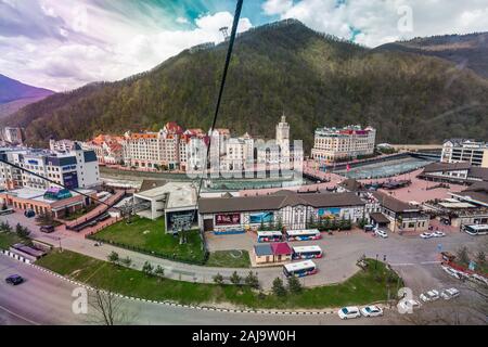 Sochi, Russie - 11 MAI 2019 : Rosa Khutor Alpine Resort au coucher du soleil. Banque D'Images