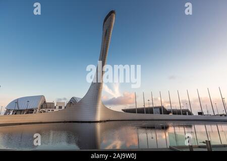 Sochi, Russie - 11 MAI 2019 : la flamme olympique des Jeux Olympiques de Sotchi 2014 parc à XXII jeux olympiques d'hiver au coucher du soleil. Banque D'Images