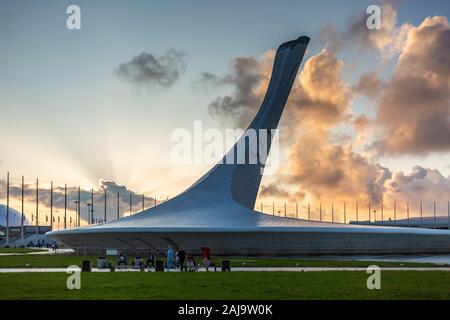 Sochi, Russie - 11 MAI 2019 : la flamme olympique des Jeux Olympiques de Sotchi 2014 parc à XXII jeux olympiques d'hiver au coucher du soleil. Banque D'Images