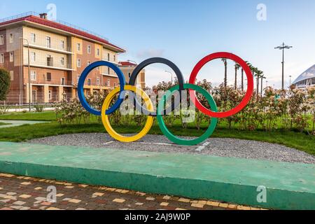 Sochi, Russie - 11 MAI 2019 : anneaux olympiques près de parc olympique à Sotchi 2014 XXII jeux olympiques d'hiver Banque D'Images