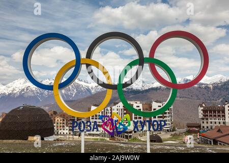 Sochi, Russie - 11 MAI 2019 : anneaux olympiques près de parc olympique à Sotchi 2014 XXII jeux olympiques d'hiver Banque D'Images