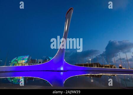 Sochi, Russie - 11 MAI 2019 : la flamme olympique des Jeux Olympiques de Sotchi 2014 parc à XXII jeux olympiques d'hiver au coucher du soleil. Banque D'Images