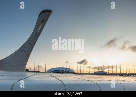 Sochi, Russie - 11 MAI 2019 : la flamme olympique des Jeux Olympiques de Sotchi 2014 parc à XXII jeux olympiques d'hiver au coucher du soleil. Banque D'Images