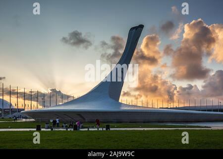 Sochi, Russie - 11 MAI 2019 : la flamme olympique des Jeux Olympiques de Sotchi 2014 parc à XXII jeux olympiques d'hiver au coucher du soleil. Banque D'Images