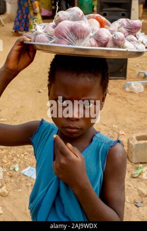 Marchande de nourriture à tenkodogo marché, Burkina Faso Banque D'Images