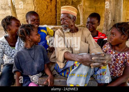 Les enfants de leur grand-père à Tenkodogo, Burkina Faso Banque D'Images