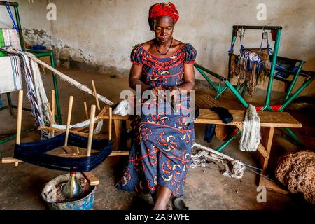 Weaver dans un centre de formation professionnelle dans la région de Ouahigouya, Burkina Faso Banque D'Images
