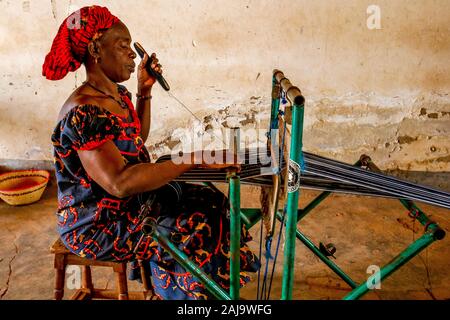Weaver dans un centre de formation professionnelle dans la région de Ouahigouya, Burkina Faso Banque D'Images
