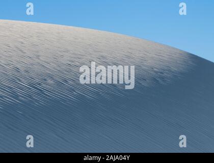 Ondulations dans le sable blanc contre le ciel clair au White Sands National Park au Nouveau Mexique Banque D'Images