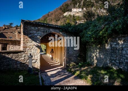 La porte d'entrée du parc Ranghiasci à Gubbio, ville médiévale en Ombrie dans la province de Pérouse, Italie centrale Banque D'Images