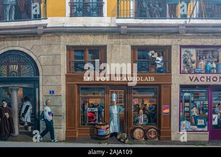 Lyon, France - 19 juillet 2018 : le mur de l'Canuts (1987) dans le quartier de la Croix-Rousse. L'énorme mur est une peinture réaliste d'une scène de Lyon. Banque D'Images