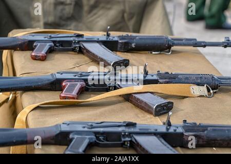 Fusils d'assaut Kalachnikov sur la table. Arme russe Banque D'Images