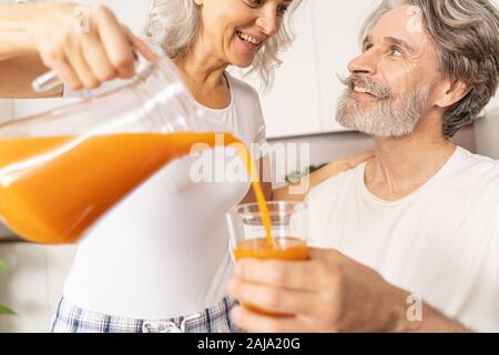 Femme avec une carafe regardant son mari Banque D'Images