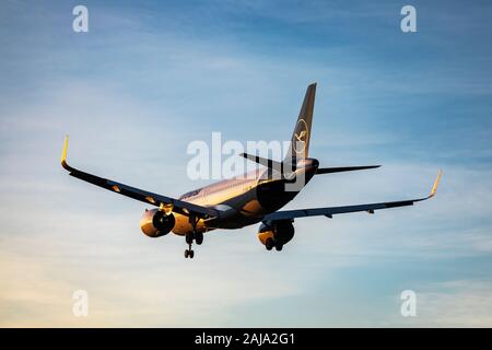 Lufthansa Airbus A320 Neo immatriculé D-AINR en nouvelles couleurs l'atterrissage au coucher du soleil le 29 décembre 2019 à l'aéroport d'Heathrow, Middlesex, Royaume-Uni Banque D'Images