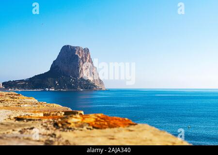 Vue de mer Méditerranée, célèbre rocher Penon de Ifach à Calpe, province de Valence, Costa Blanca, Espagne Banque D'Images