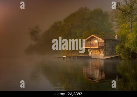 Le duc de Portland Boathouse en automne, près de Pooley Bridge sur Ullswater Lake, Lake District, Cumbria, England, UK, FR. Banque D'Images