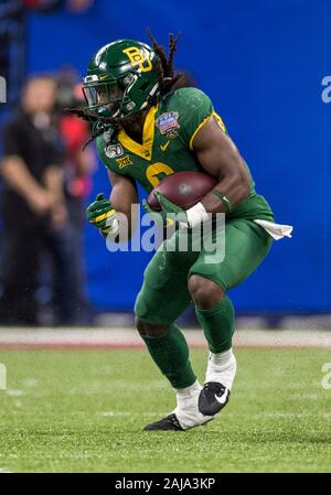 01 janvier 2020 : exécution de Baylor retour précipité JaMycal (6) s'exécute avec le ballon lors de NCAA Football action de jeu entre la Géorgie et l'ours Bulldogs Baylor de Mercedes-Benz Superdome à La Nouvelle-Orléans, Louisiane. La Géorgie a défait 26-14 Baylor. John Mersits/CSM Banque D'Images
