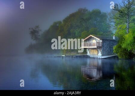 Le duc de Portland Boathouse en automne, près de Pooley Bridge sur Ullswater Lake, Lake District, Cumbria, England, UK, FR. Banque D'Images