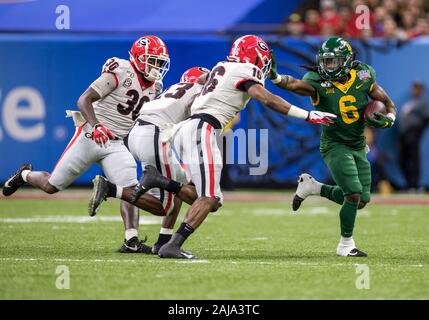01 janvier 2020 : exécution de Baylor retour précipité JaMycal (6) s'exécute avec la balle comme défenseurs de la Géorgie au cours NCAA Football action de jeu entre la Géorgie et l'ours Bulldogs Baylor de Mercedes-Benz Superdome à La Nouvelle-Orléans, Louisiane. La Géorgie a défait 26-14 Baylor. John Mersits/CSM Banque D'Images