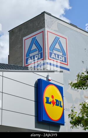 Lidl Aldi Markt und Markt, Kreuzbergstraße, Kreuzberg, Berlin, Deutschland Banque D'Images