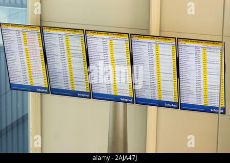 Amsterdam, Pays-Bas - 10 novembre 2019 : billet avion informations affichées sur panneau à l'aéroport de Schiphol Banque D'Images