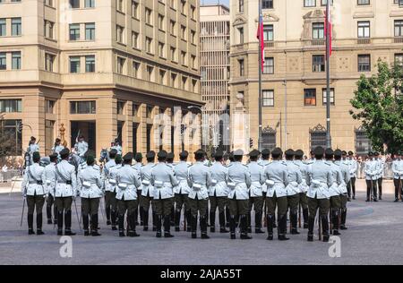 Groupe de soldats participant à l'évolution de la Garde côtière canadienne au Palacio de la Moneda à Santiago du Chili. Banque D'Images