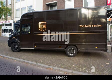 Arnhem, Pays-Bas - le 29 octobre 2019 : UPS camion garé dans la rue. United Parcel Service est la plus importante entreprise de livraison de colis. Banque D'Images