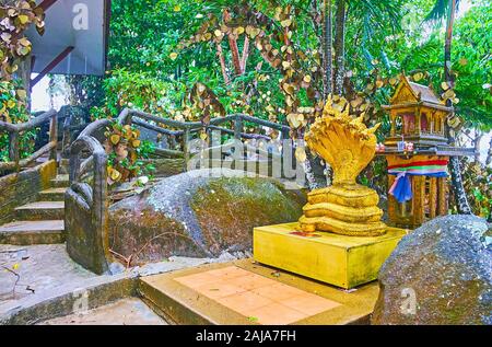 La pente de la colline Nakkerd est occupé avec de nombreux petits autels, images et mondops de Grand Bouddha de Phuket, Thaïlande, Temple de Chalong Banque D'Images