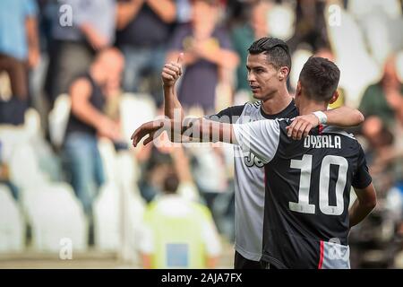 Turin, Italie. 28 Septembre, 2019 : Cristiano Ronaldo (L) de la Juventus FC célèbre avec Paulo Dybala de la Juventus après avoir marqué un but au cours de la série d'un match de football entre la Juventus et SPAL. La Juventus a gagné 2-0 sur SPAL. Credit : Nicolò Campo/Alamy Live News Banque D'Images