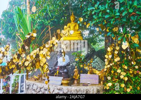 CHALONG, THAÏLANDE - 30 avril 2019 : Le golden Bo les feuilles des arbres en face du petit sanctuaire avec statue d'or, située sur un terrain de Big Buddha Temple, Banque D'Images