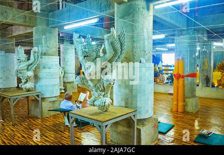 CHALONG, THAÏLANDE - 30 avril 2019 : La salle de prière du temple sous statue du Grand Bouddha avec de grandes sculptures de Garuda sur les tables et con Banque D'Images