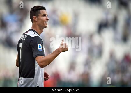 Turin, Italie. 28 Septembre, 2019 : Cristiano Ronaldo de la Juventus FC célèbre la victoire à la fin de la série d'un match de football entre la Juventus et SPAL. La Juventus a gagné 2-0 sur SPAL. Credit : Nicolò Campo/Alamy Live News Banque D'Images