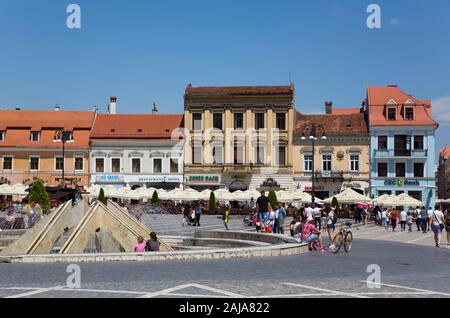 Piata Sfatului (place du Conseil), Brasov, région de Transylvanie, Roumanie Banque D'Images