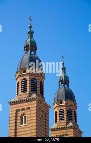 Tours Jumelles, la cathédrale Holy Trinity, fondée 1902, Sibiu, région de Transylvanie, Roumanie Banque D'Images