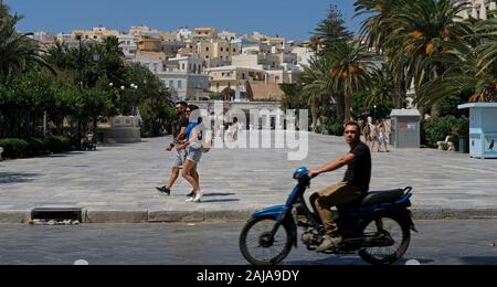 Les touristes à Syros, Grèce. Banque D'Images