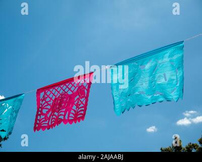 Papel picado ('papier perforé,' 'picotés papier") contre le ciel, San Antonio, Texas Banque D'Images