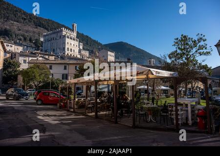 GUBBIO, ITALIE - 01 janvier 2020 : une ville médiévale en Ombrie dans la province de Pérouse, inconnus au kiosque d'un bar sur la place donnant sur Banque D'Images