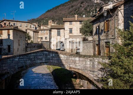 GUBBIO, ITALIE - janvier 01, 2020 : homme inconnu aux ponts d'abondance dans le village de Gubbio, une ville médiévale en Ombrie dans la province d'Perug Banque D'Images