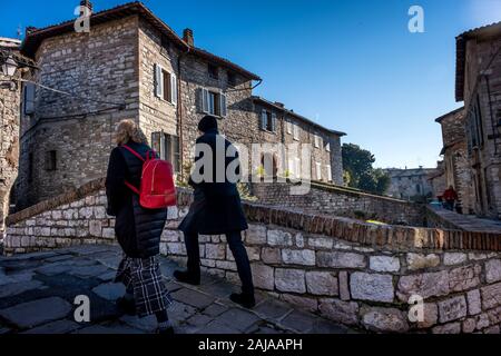 GUBBIO, ITALIE - 01 janvier 2020 : deux inconnus aux ponts d'abondance dans le village de Gubbio, une ville médiévale en Ombrie dans la province o Banque D'Images
