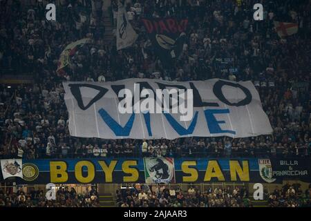 Milan, Italie. 25 Septembre, 2019 : Internazionale FC fans afficher une bannière en l'honneur de la SS Lazio fans ancien chef Fabrizio Piscitelli appelé Diabolik au cours de la serie d'un match de football entre le FC Internazionale et SS Lazio. Internazionale FC a gagné 1-0 sur SS Lazio. Credit : Nicolò Campo/Alamy Live News Banque D'Images