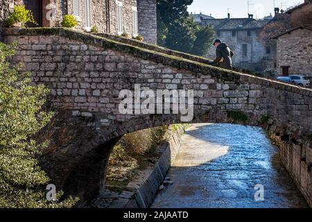 GUBBIO, ITALIE - janvier 01, 2020 : homme inconnu aux ponts d'abondance dans le village de Gubbio, une ville médiévale en Ombrie dans la province d'Perug Banque D'Images