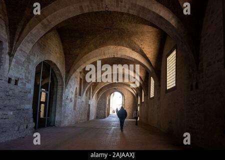 GUBBIO, ITALIE - janvier 01, 2020 : des inconnus dans le passage de pierre qui mène de la cathédrale à la rue le palais ducal à Gubbio, une cité médiévale t Banque D'Images