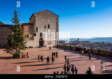 GUBBIO, ITALIE - janvier 01, 2020 : des inconnus dans la Piazza Grande avec le Palais Prétorien à Gubbio, une ville médiévale en Ombrie dans la province Banque D'Images