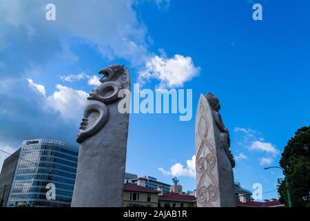 "Deux pouwhenua, Wai-titi Landing' sculpture par Ra Vincent, 2005, Lambton Quay, Wellington, Nouvelle-Zélande Banque D'Images