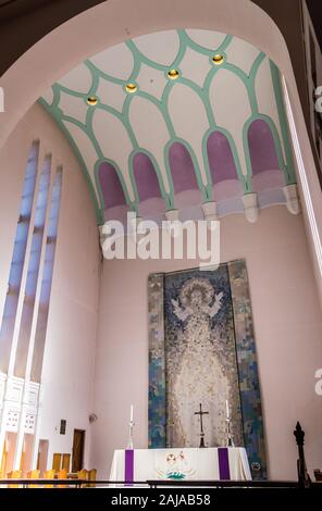 Des bannières rouges, intérieur de la Cathédrale St Paul, par Cecil Bois, 1954-1998, Wellington, Nouvelle-Zélande Banque D'Images