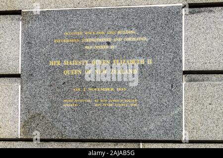 En commémorant l'épreuvage tremblement de terre de la Maison du Parlement, dévoilé par la reine Elizabeth II, 1995, Wellington, Nouvelle-Zélande Banque D'Images