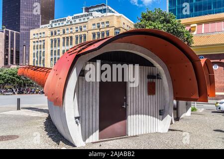 Toilettes publiques « Lobster Bot », près de Bret Thurston, 2011 ans, devant le Tower Corporation Building par John Mair, 1936 ans, Wellington, Nouvelle-Zélande Banque D'Images